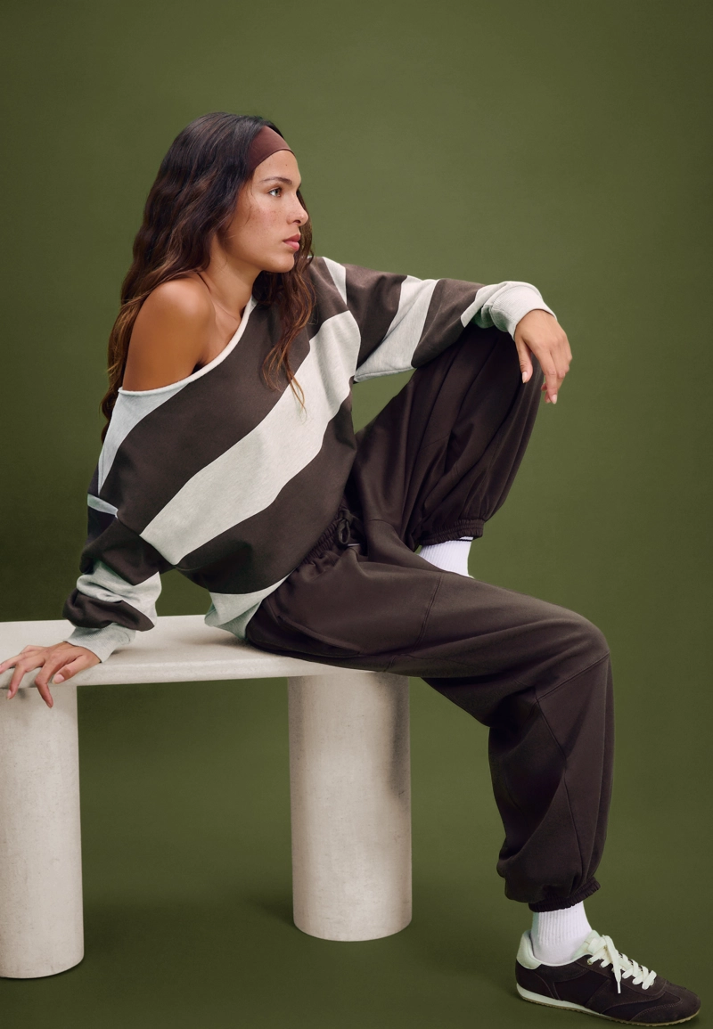 Базовая толстовка с асимметричным вырезом