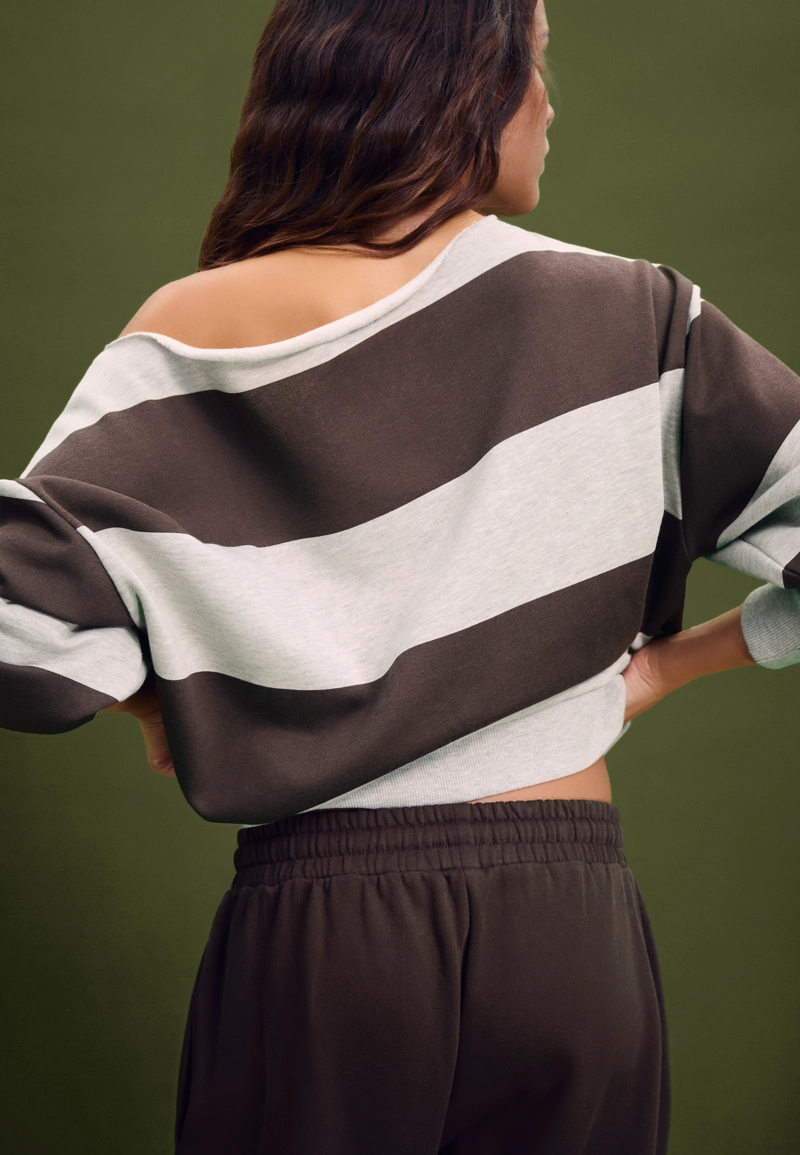 Базовая толстовка с асимметричным вырезом