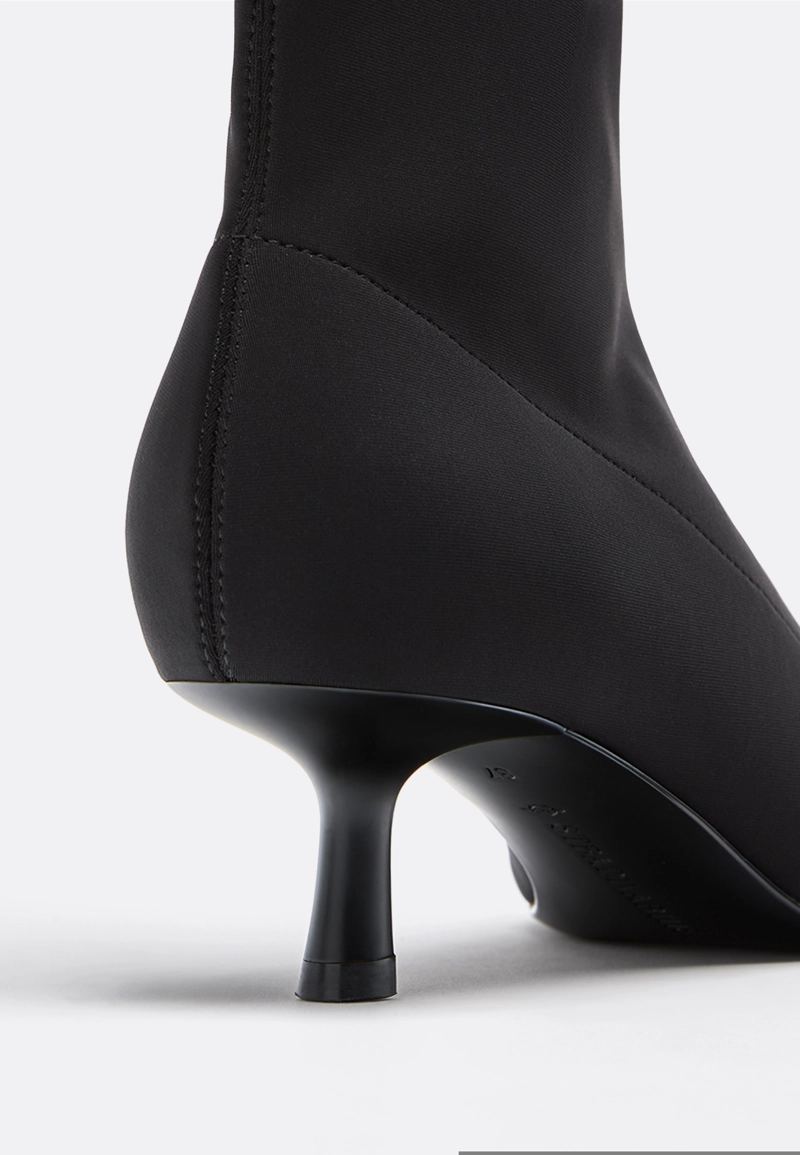 Ботильоны на среднем тонком каблуке из неопрена