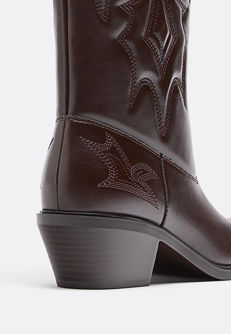 Ботинки в ковбойском стиле на каблуке