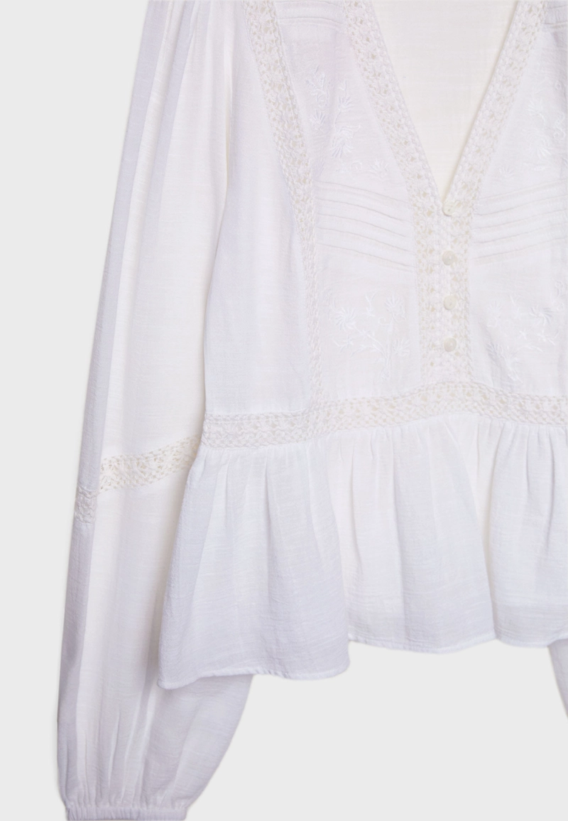 Свободная блузка с вышивкой