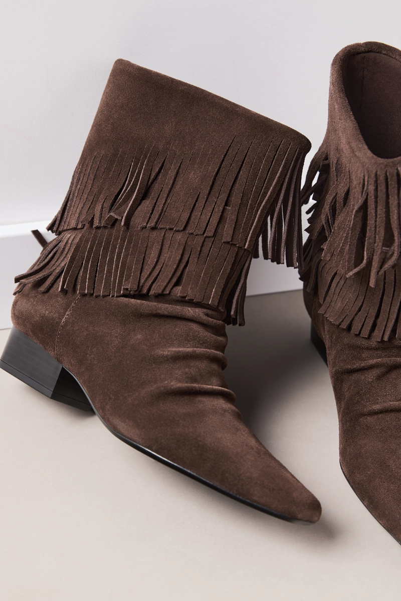 Кожаные ботильоны с бахромой на плоской подошве