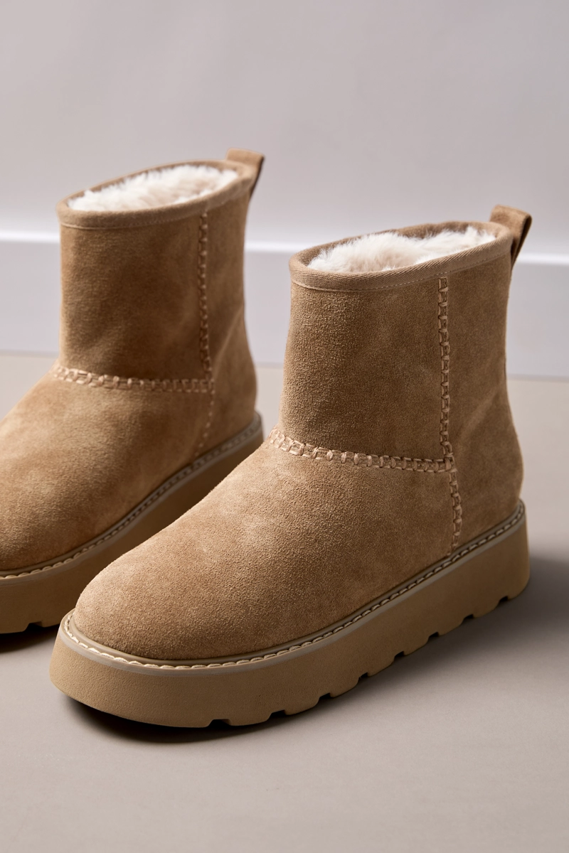 Ботинки из кожи на плоской подошве с меховой подкладкой