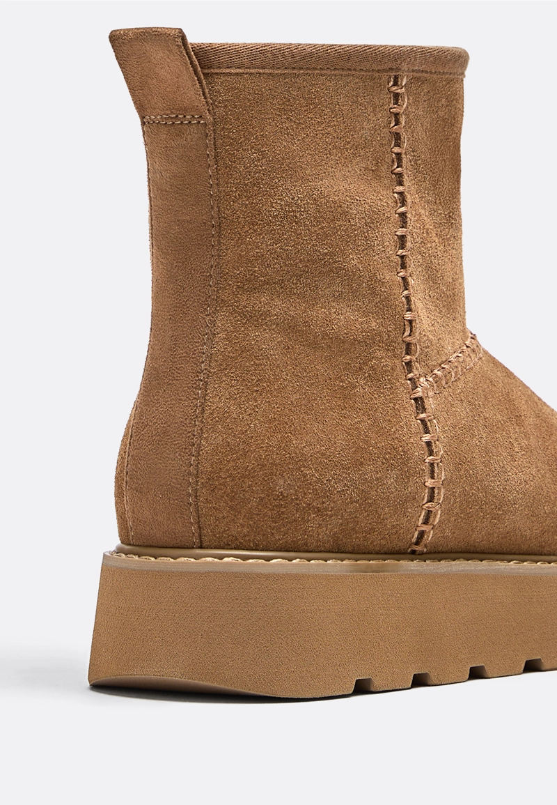 Ботинки из кожи на плоской подошве с меховой подкладкой