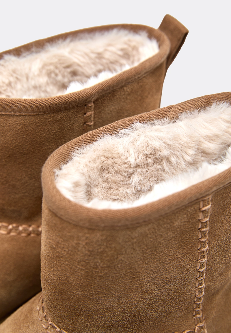 Ботинки из кожи на плоской подошве с меховой подкладкой