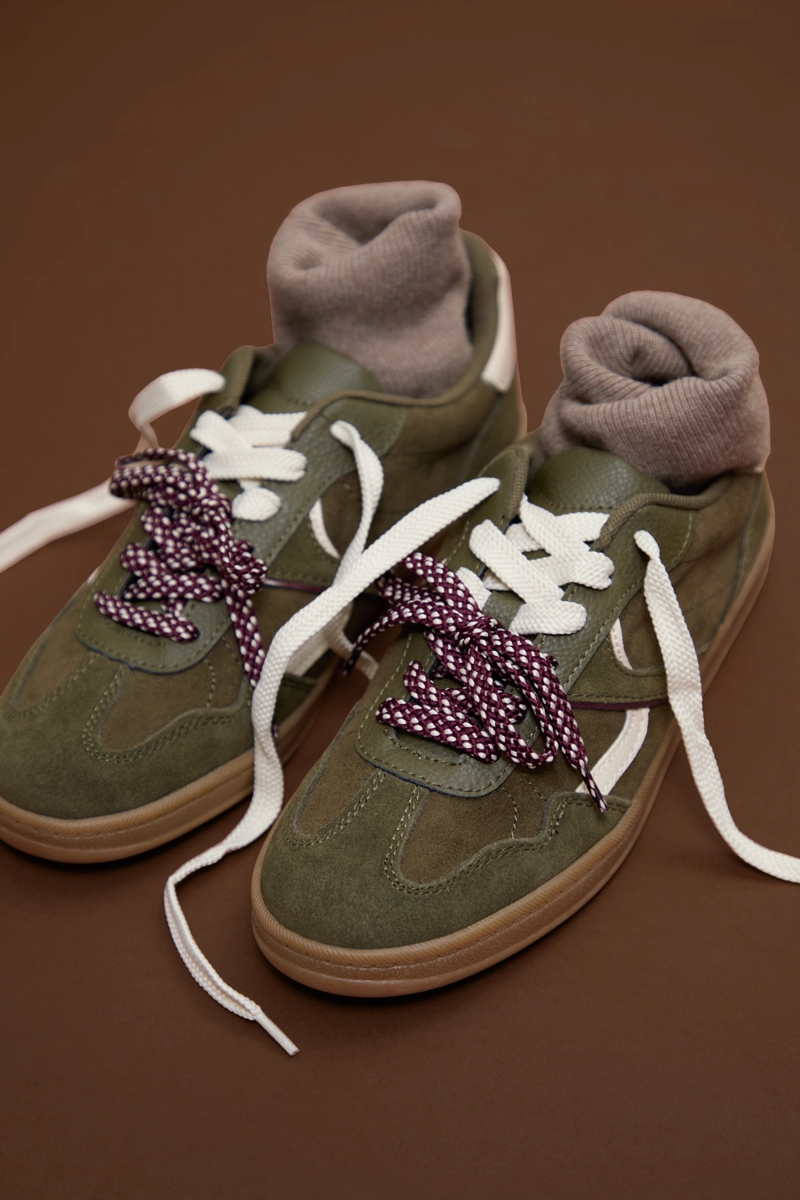 Повседневные кроссовки с двойными шнурками