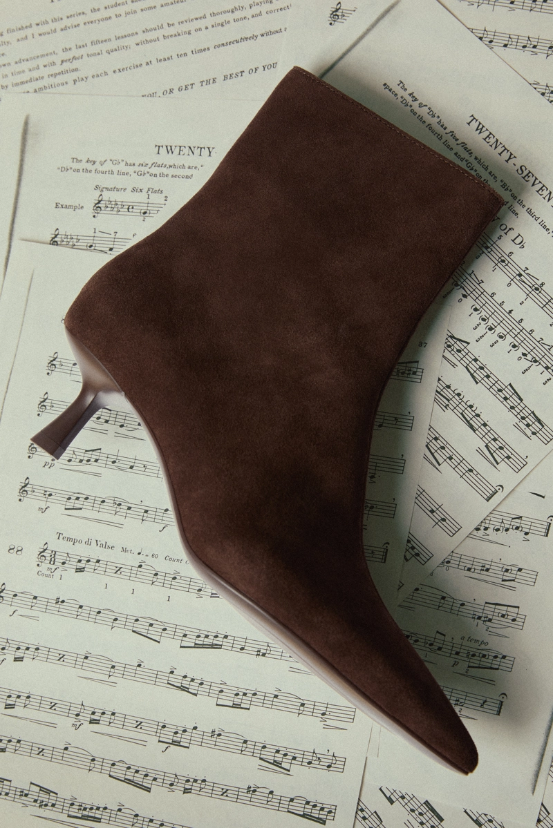 Кожаные ботильоны на шпильке