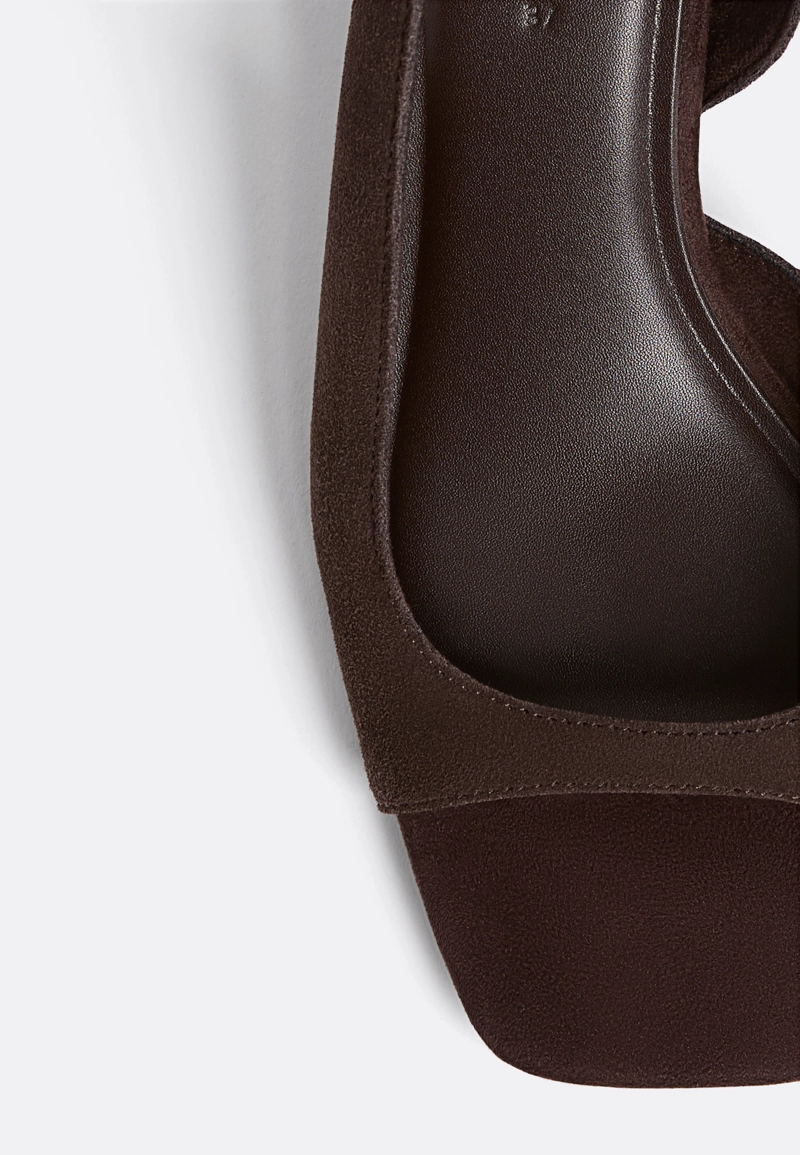 Кожаные босоножки на каблуке