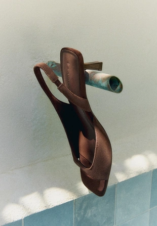 Кожаные босоножки на каблуке- Заказать в России