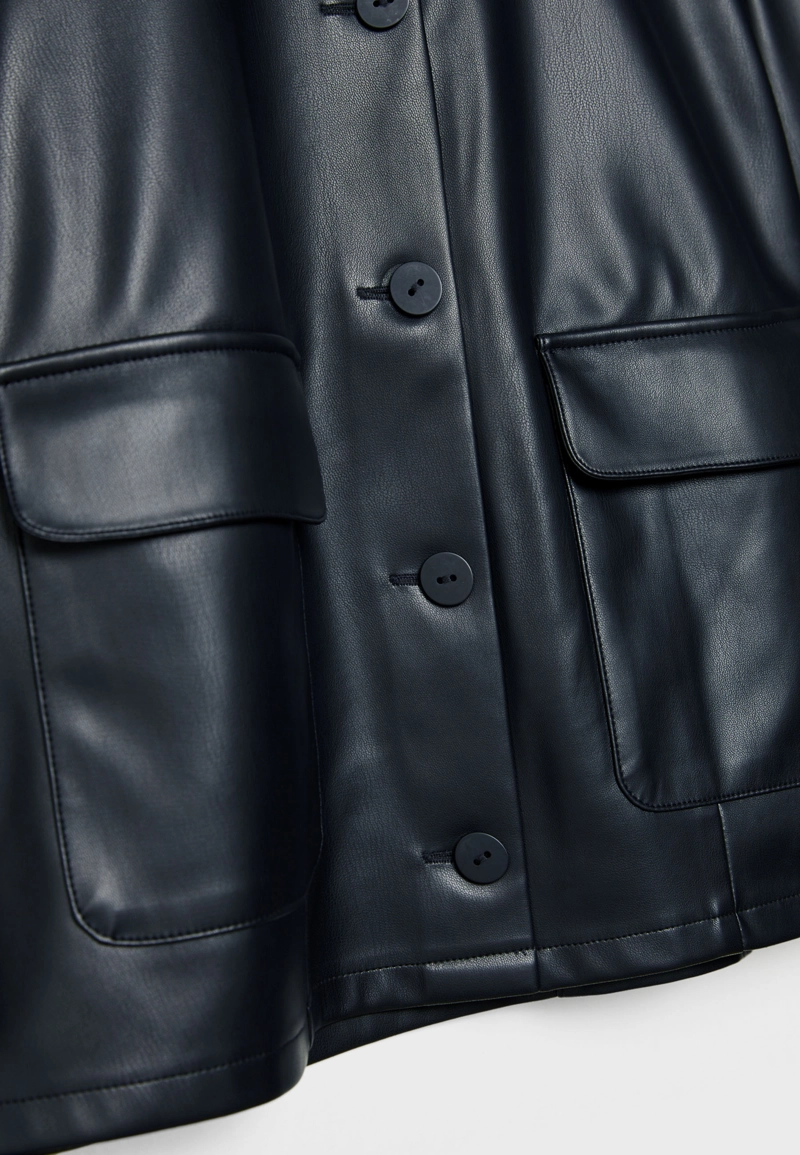 Рубашка с карманами из искусственной кожи