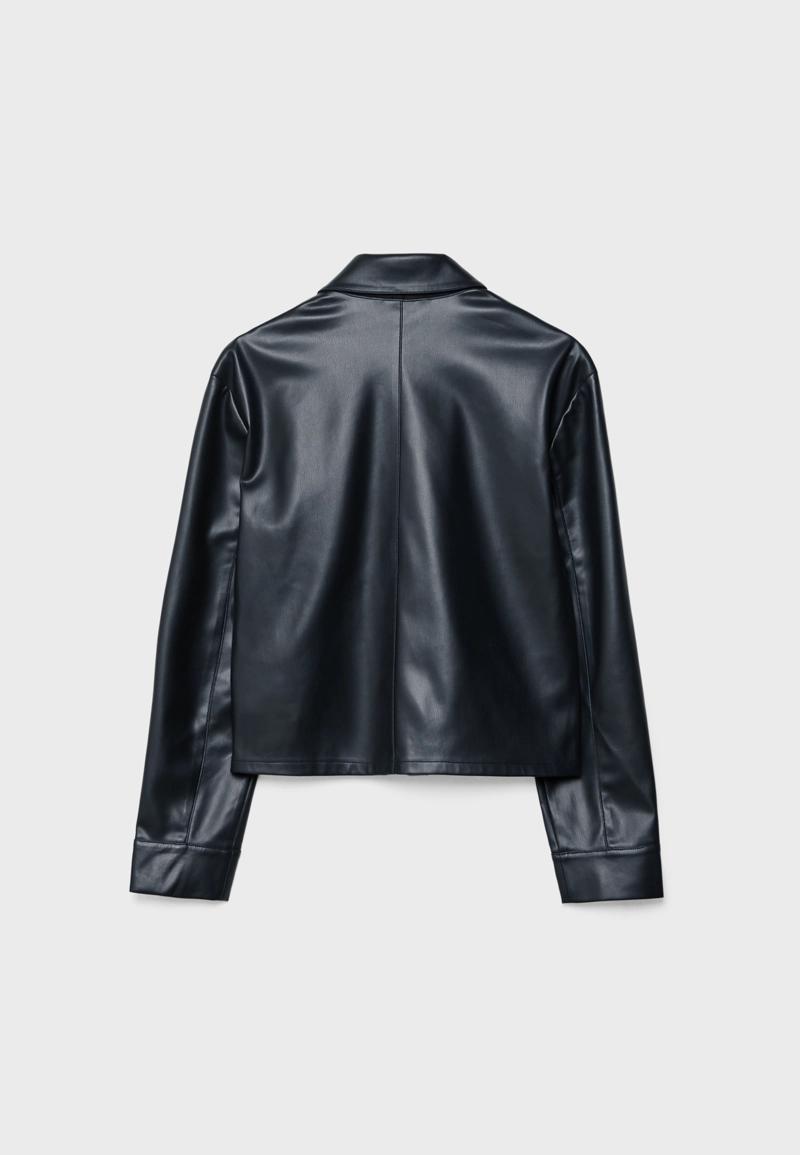 Рубашка с карманами из искусственной кожи