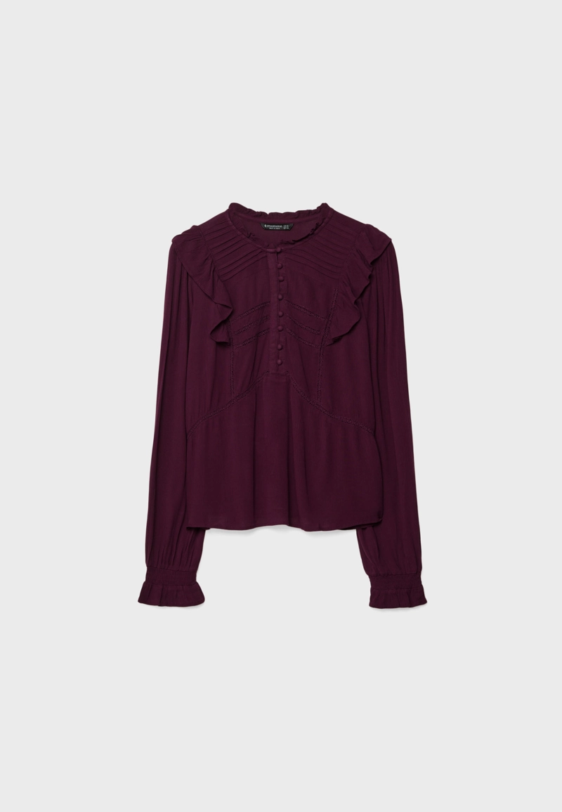 Блузка с оборками и пуговицами