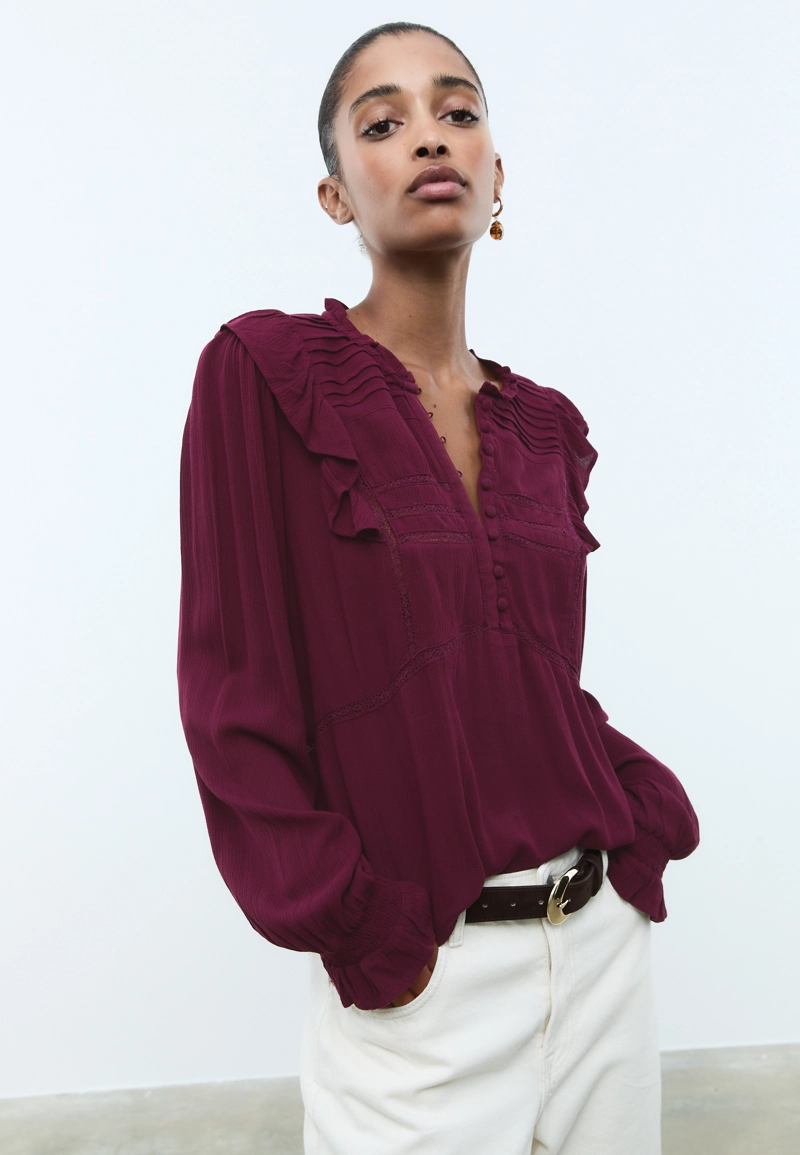 Блузка с оборками и пуговицами