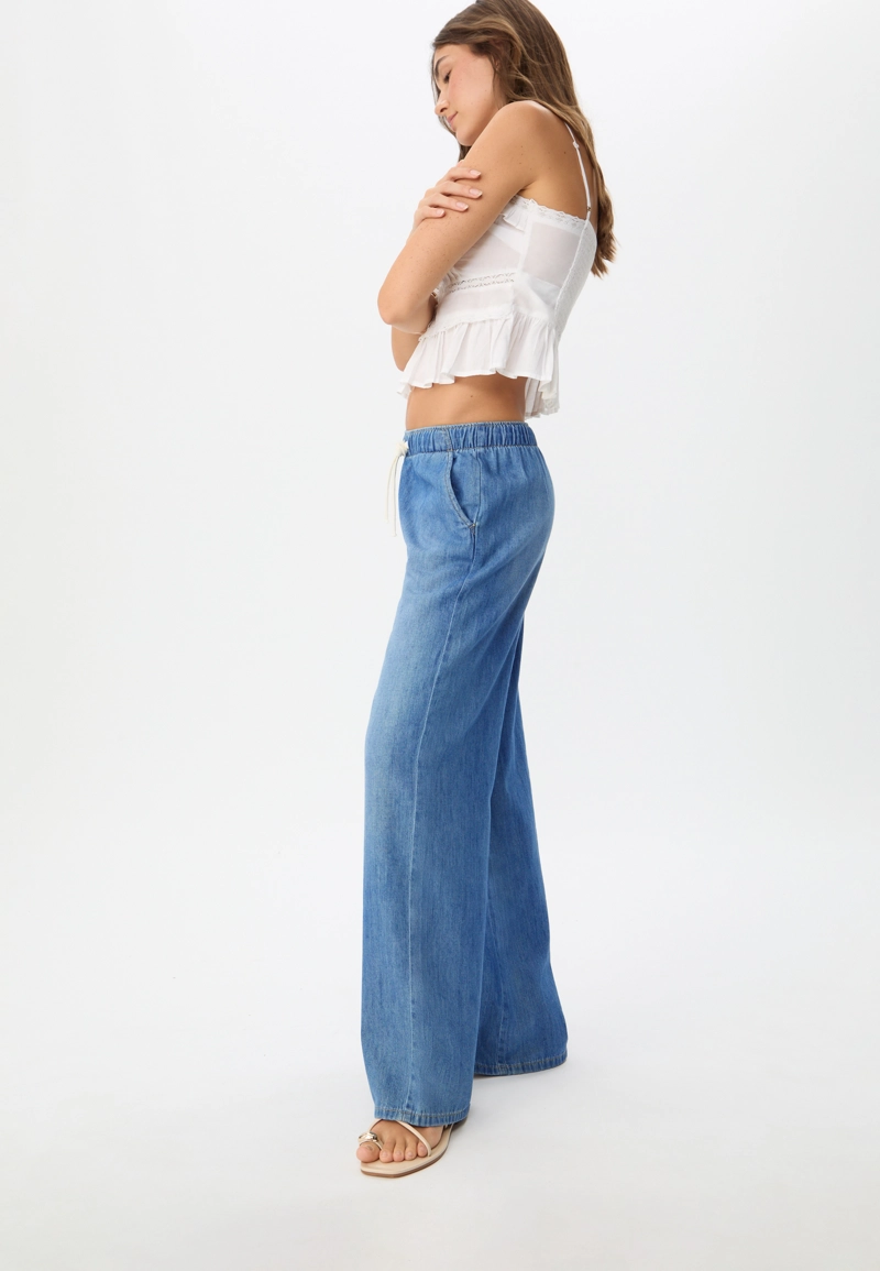 D35 Струящиеся джинсовые брюки на шнурке