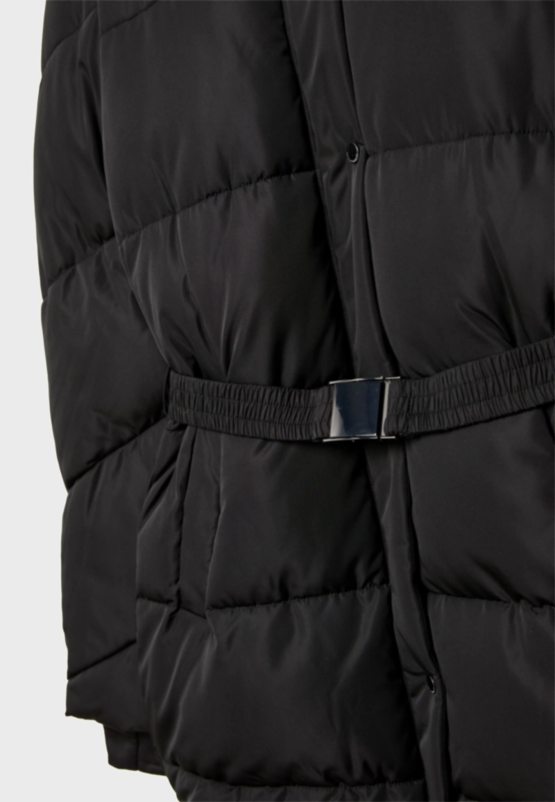 Приталенное стеганое пальто