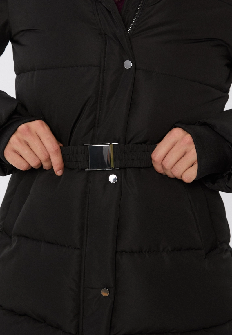 Приталенное стеганое пальто