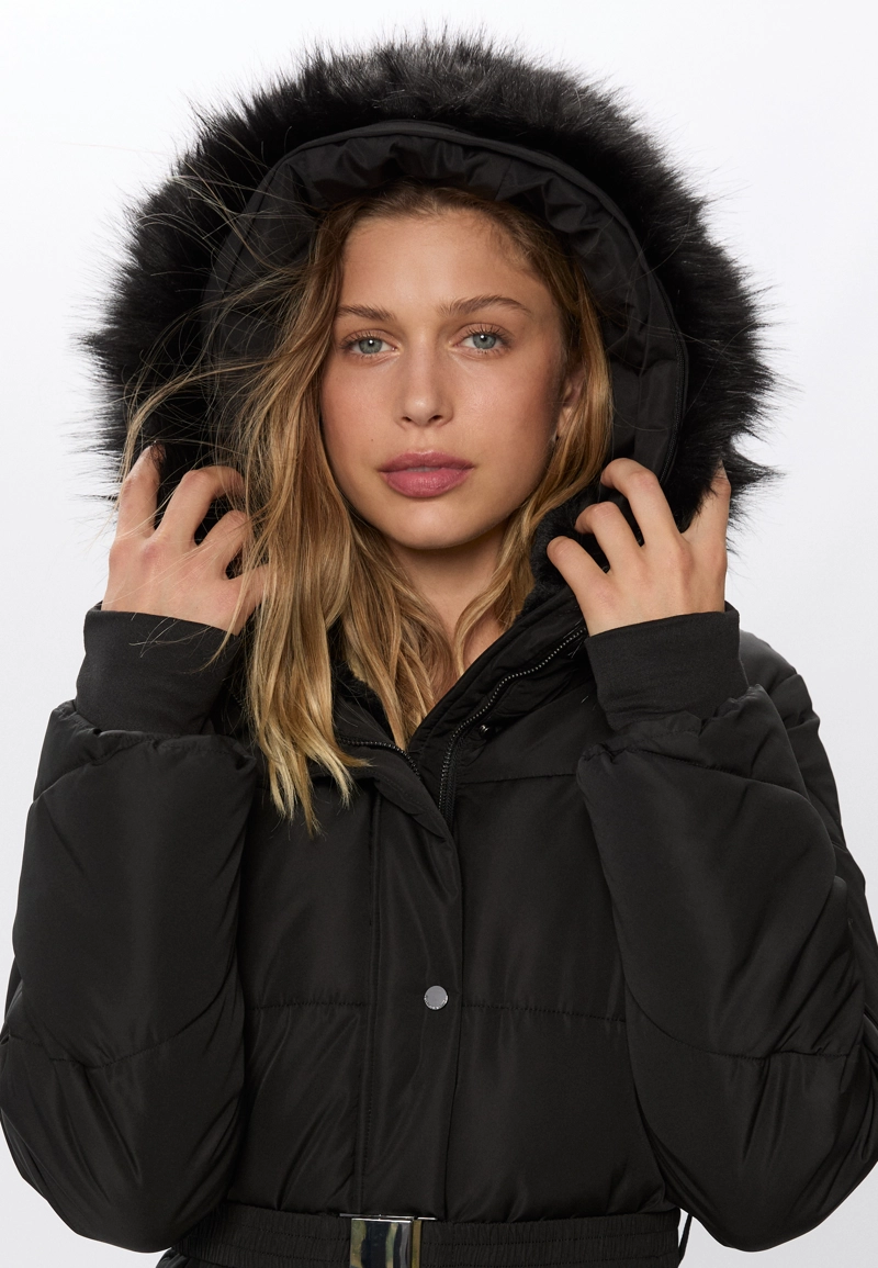 Приталенное стеганое пальто