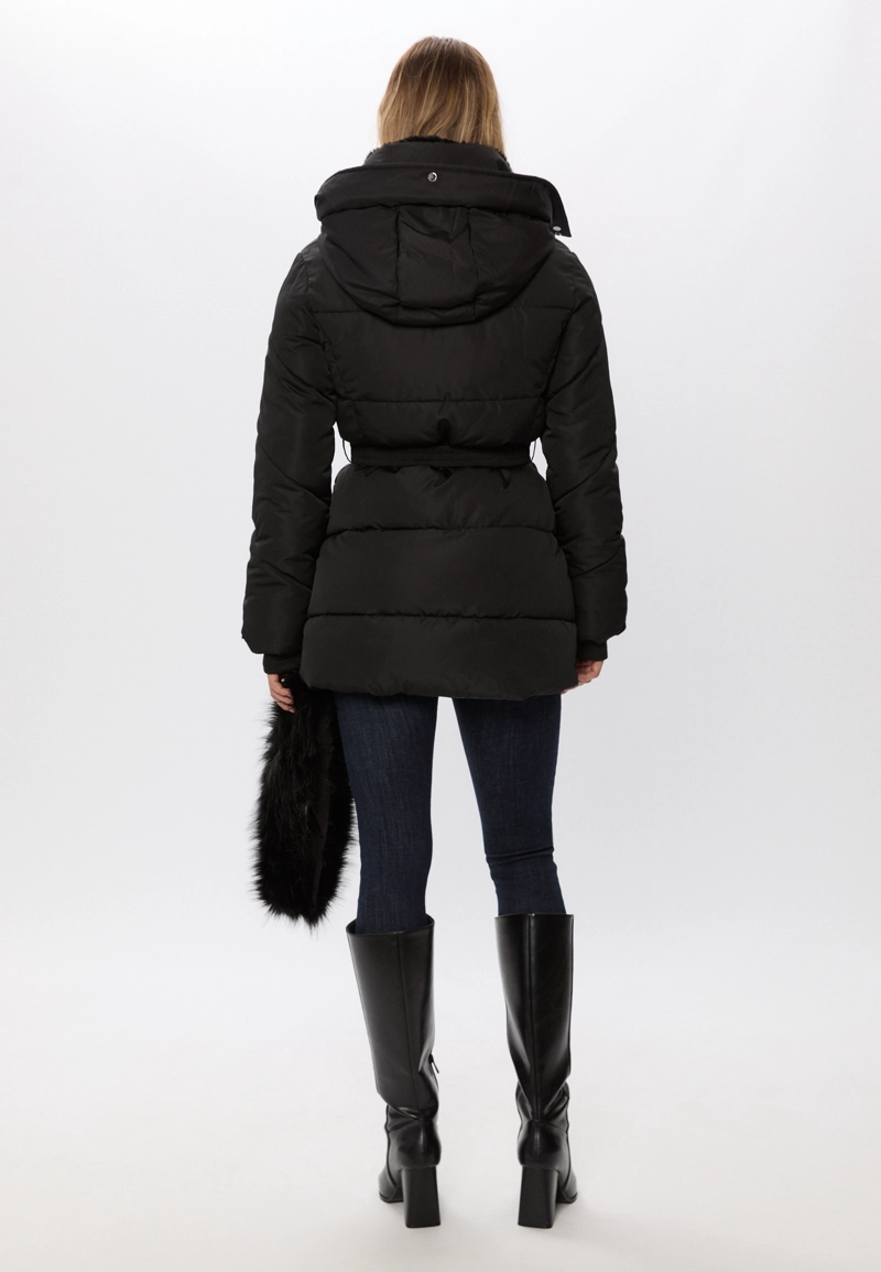 Приталенное стеганое пальто