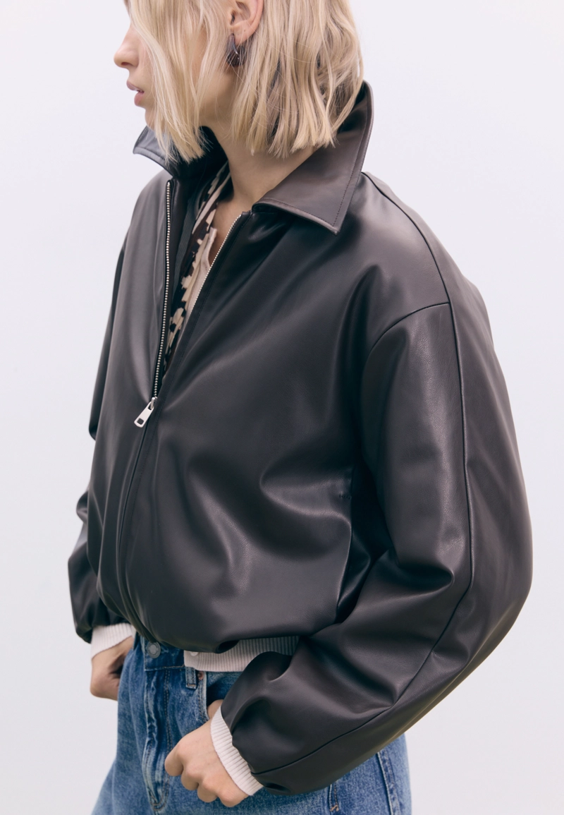 Стеганая куртка-бомбер из искусственной кожи