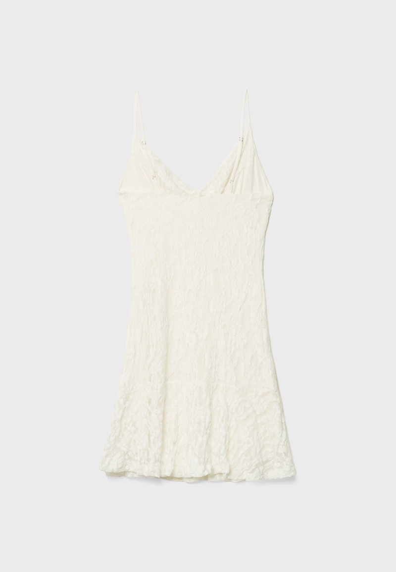 Короткое платье на бретельках с кружевом