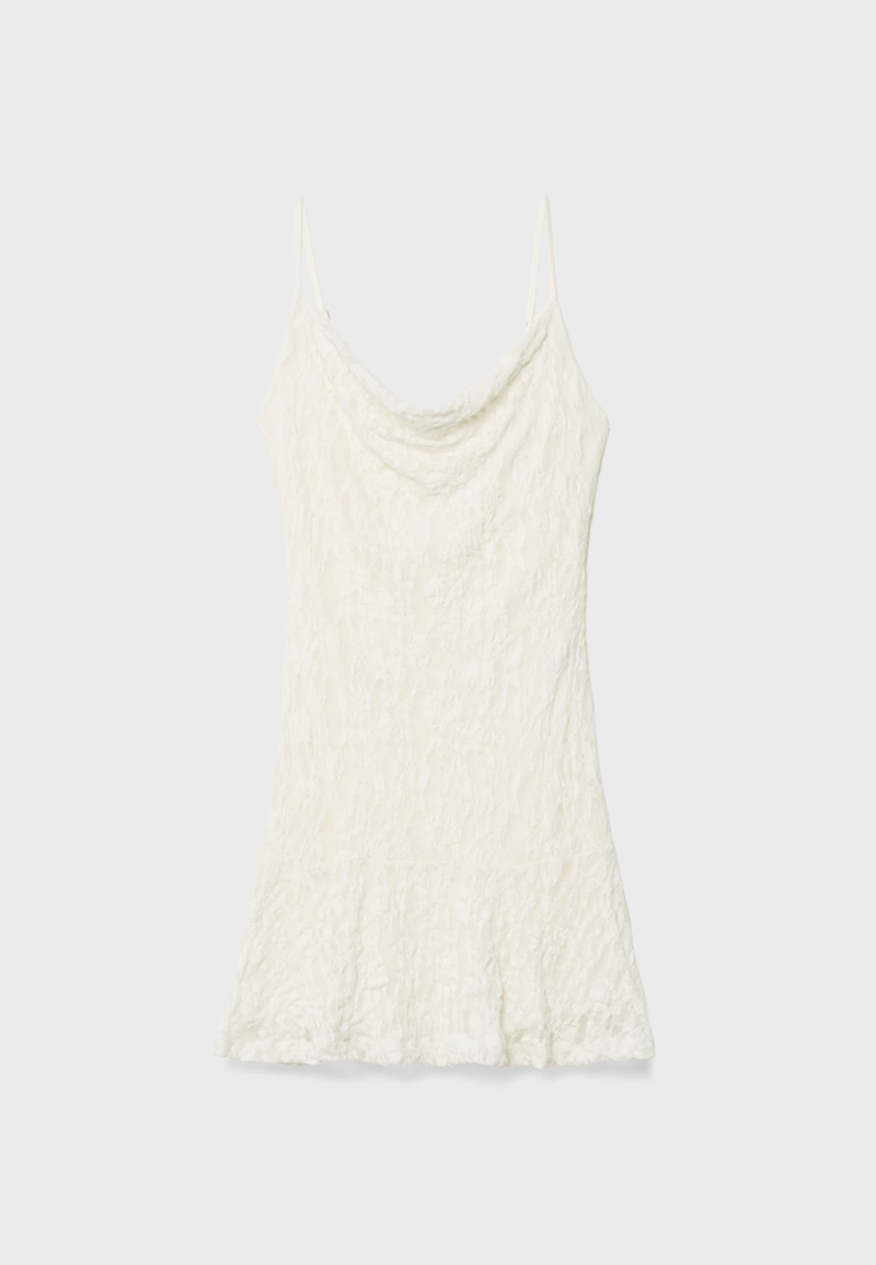 Короткое платье на бретельках с кружевом