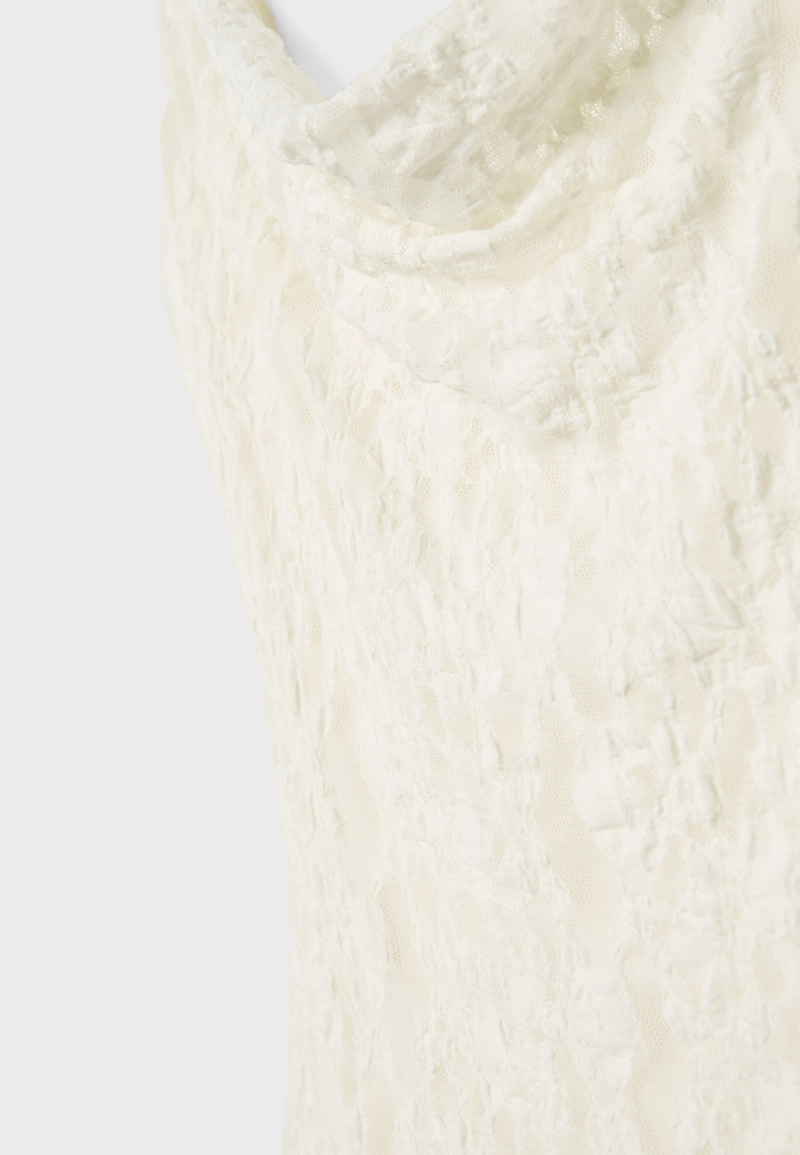 Короткое платье на бретельках с кружевом