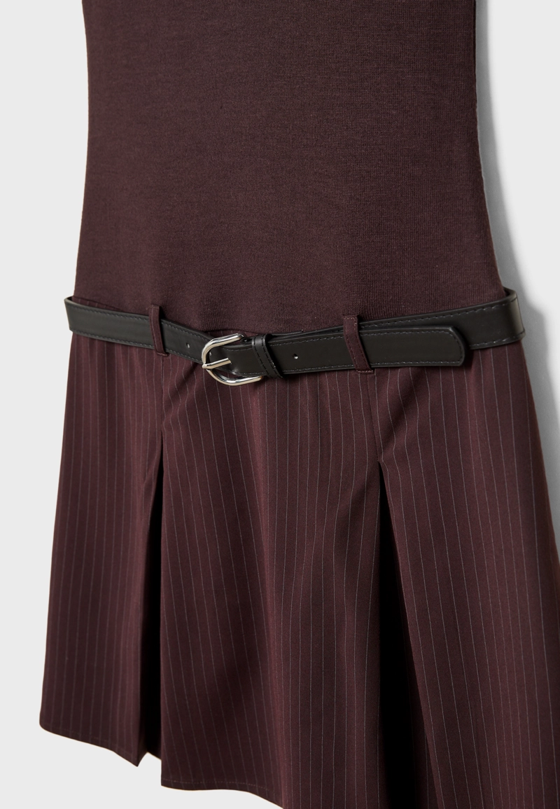 Комбинированное короткое платье в полоску с поясом