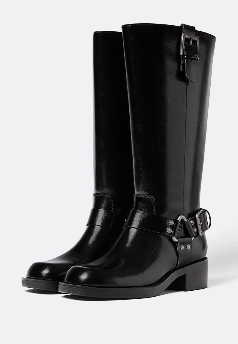 Плоские байкерские ботинки с пряжками