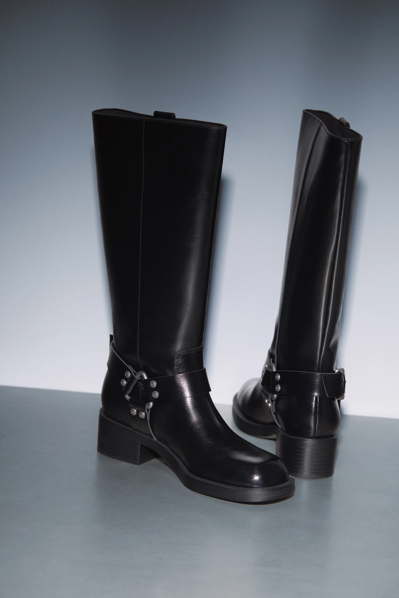 Плоские байкерские ботинки с пряжками