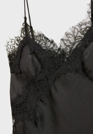 Асимметричный топ в бельевом стиле с кружевом- Заказать в России