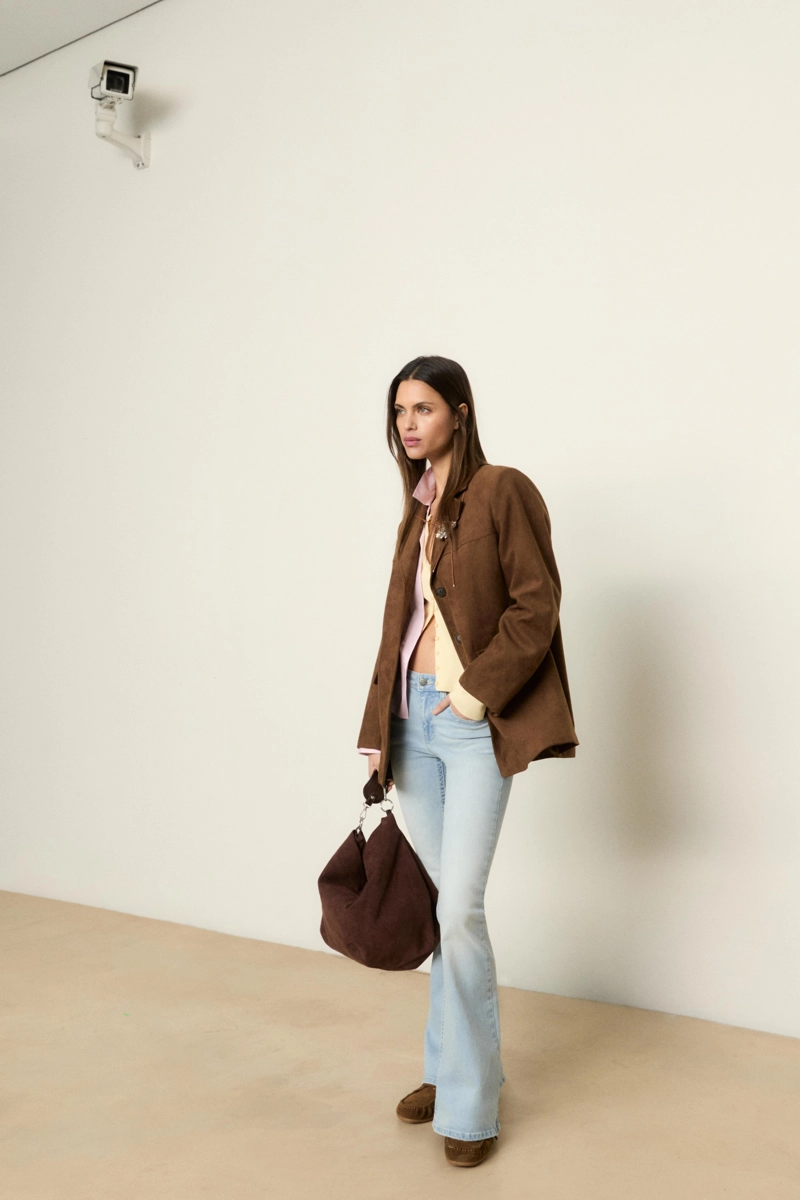 D04 Джинсы клеш с низкой посадкой