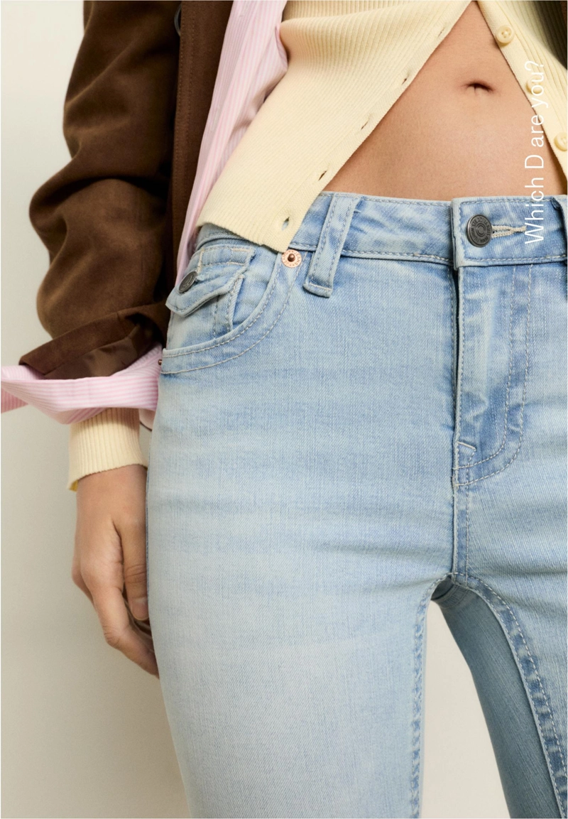 D04 Джинсы клеш с низкой посадкой