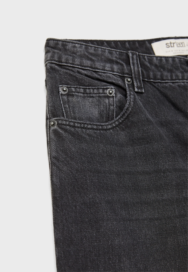 Джинсы с заниженной талией и широкими штанинами