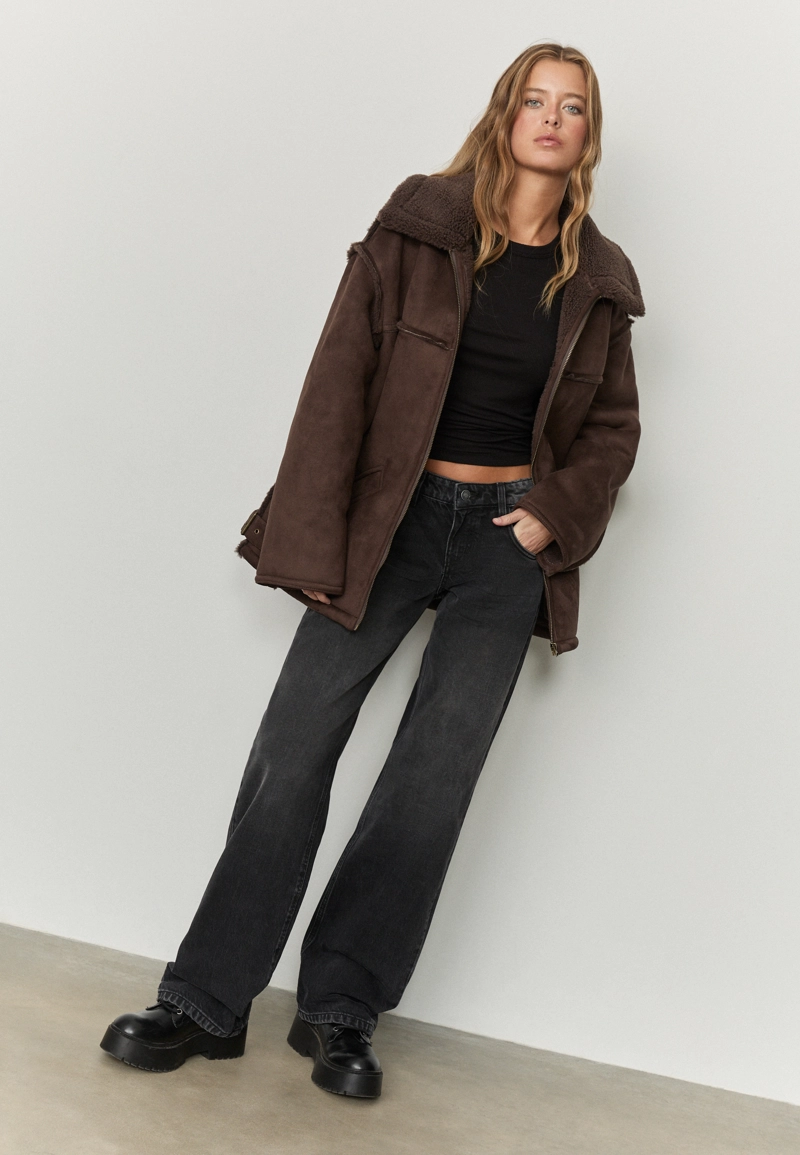 Джинсы с заниженной талией и широкими штанинами