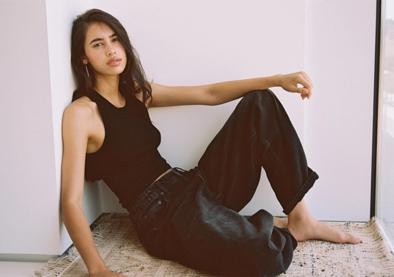 Джинсы-багги свободного кроя