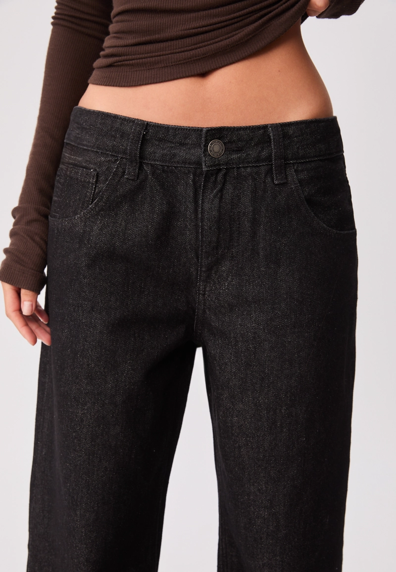 Джинсы-багги свободного кроя