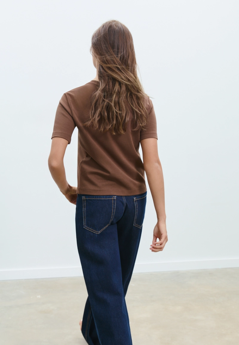 Базовая футболка классического кроя из плотной ткани