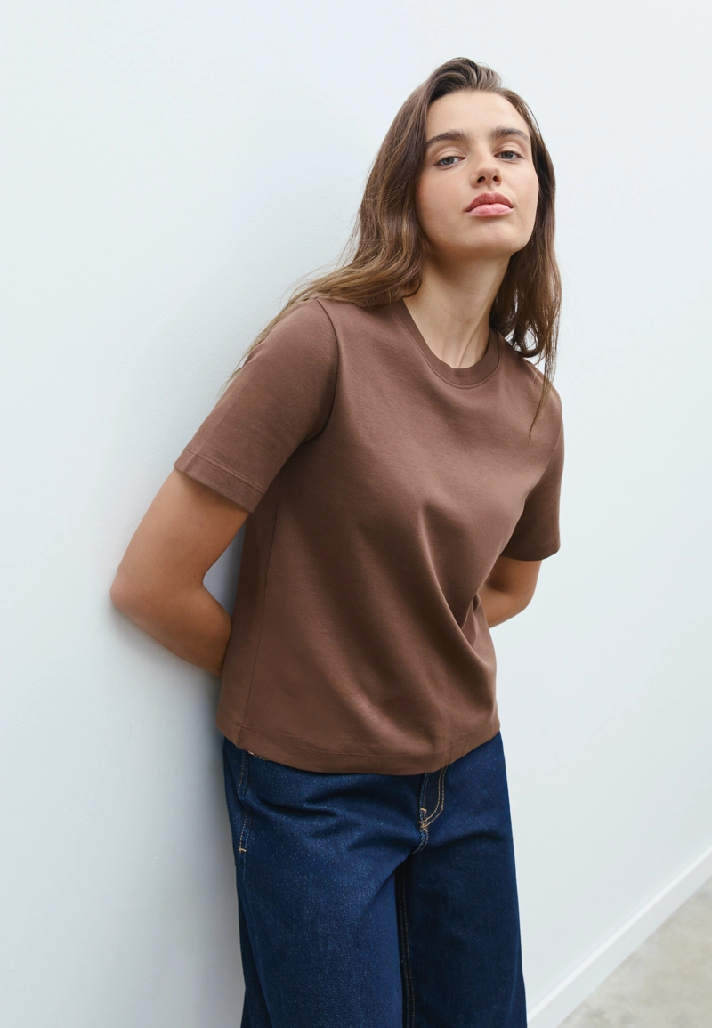 Базовая футболка классического кроя из плотной ткани