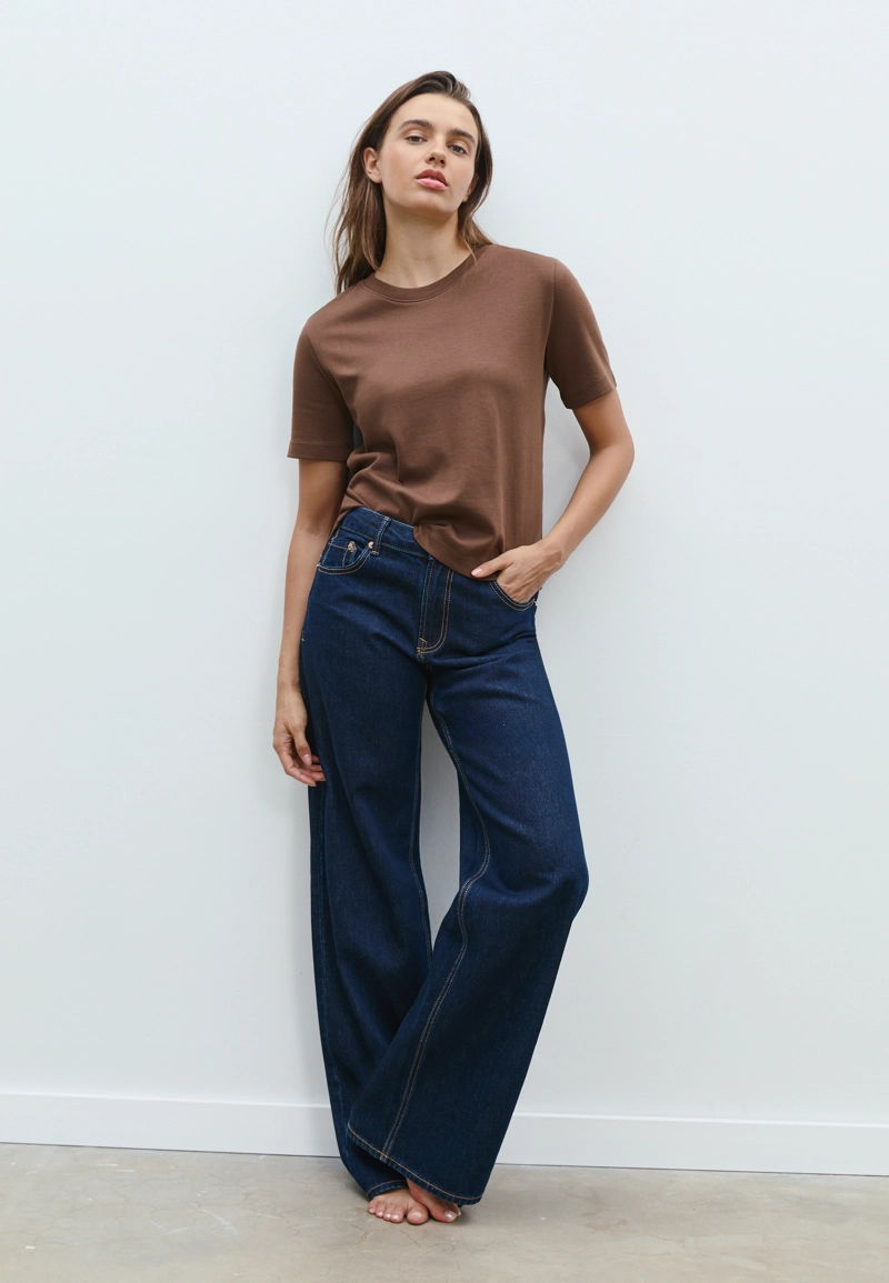 Базовая футболка классического кроя из плотной ткани