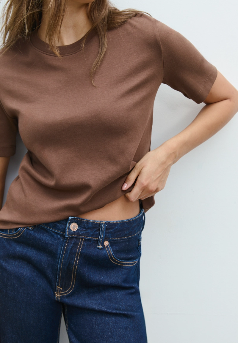 Базовая футболка классического кроя из плотной ткани