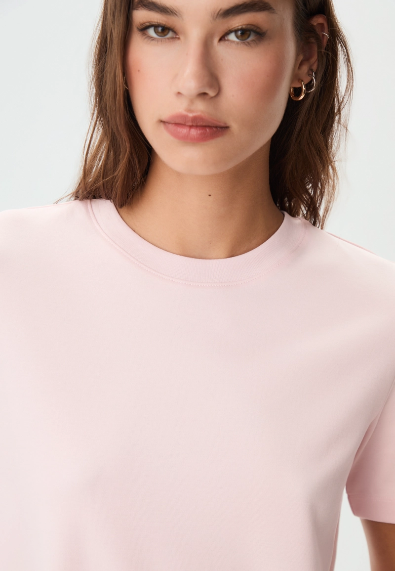 Базовая футболка классического кроя из плотной ткани