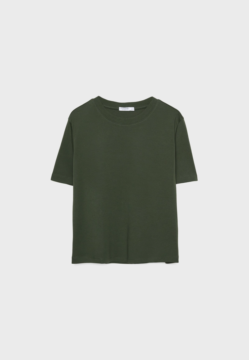 Базовая футболка классического кроя из плотного материала