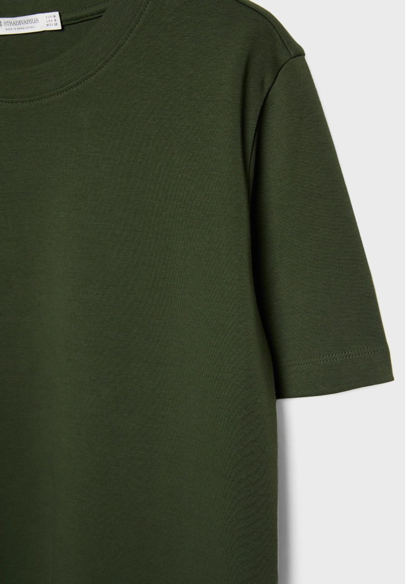 Базовая футболка классического кроя из плотного материала