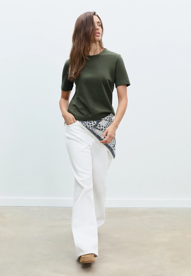 Базовая футболка классического кроя из плотного материала