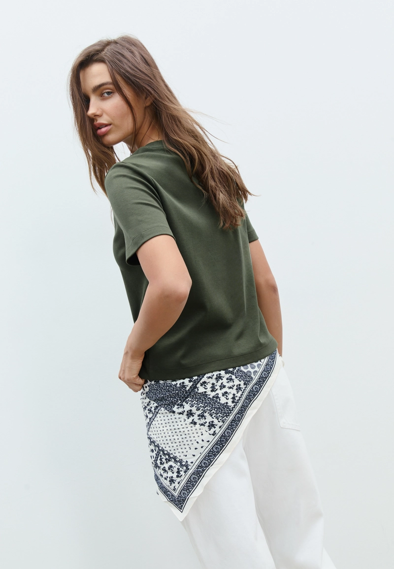 Базовая футболка классического кроя из плотного материала