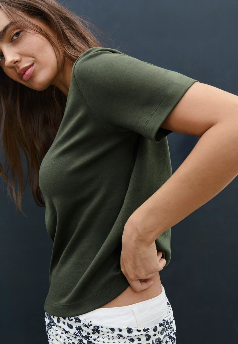 Базовая футболка классического кроя из плотного материала