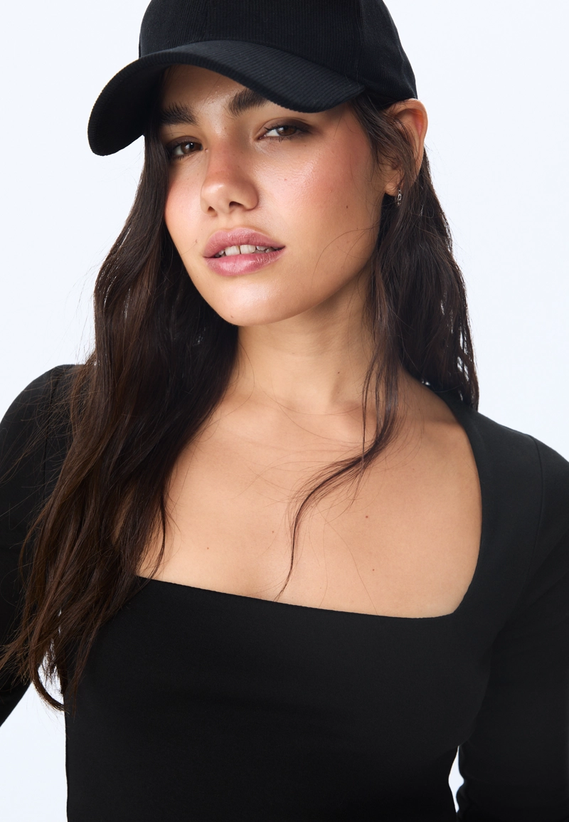 Базовая футболка с квадратным вырезом