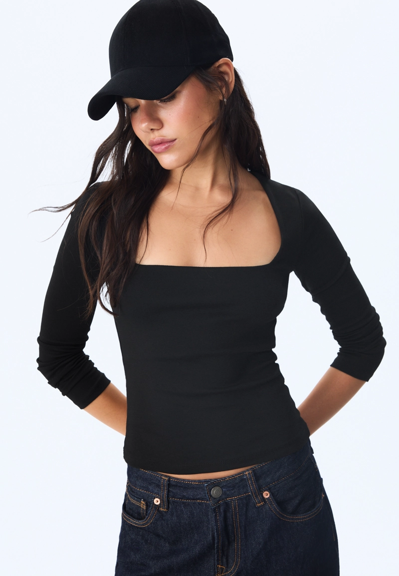 Базовая футболка с квадратным вырезом