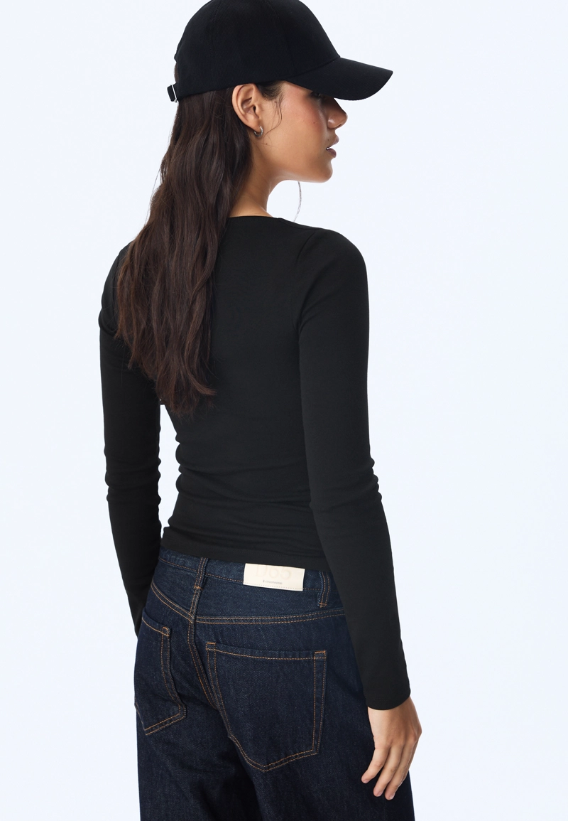 Базовая футболка с квадратным вырезом