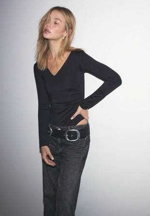 Боди из полиамида с V-образным вырезом и сборками- Заказать в России